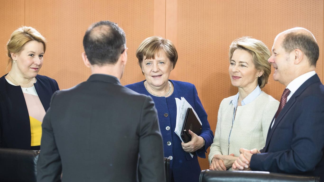 Ministerin von der Leyen mit den Kollegen Giffey, Maas, Scholz und Kanzlerin Merkel.