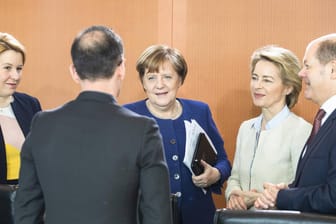 Ministerin von der Leyen mit den Kollegen Giffey, Maas, Scholz und Kanzlerin Merkel.