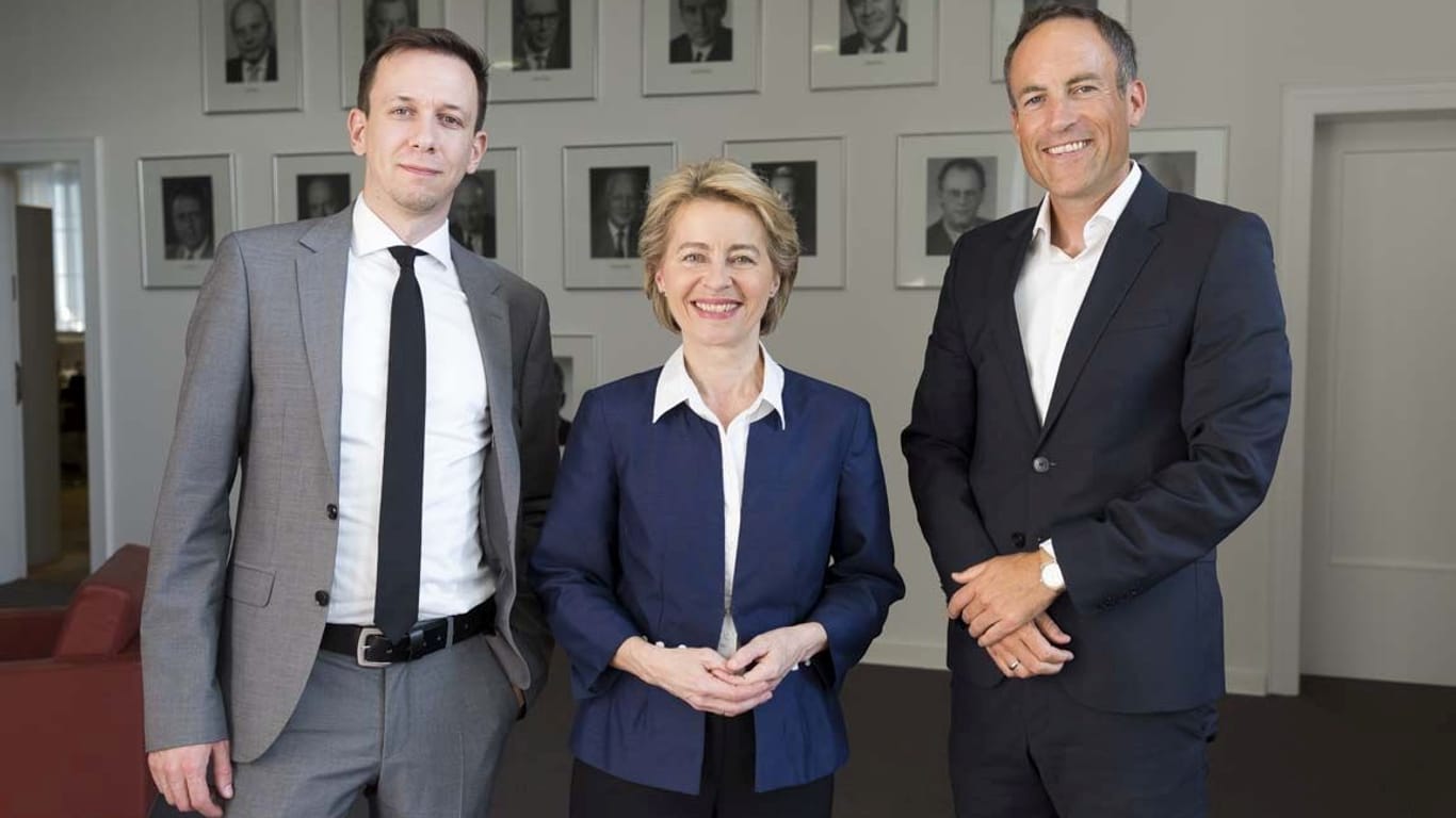 Ministerin von der Leyen mit den Redakteuren Jonas Mueller-Töwe und Florian Harms.