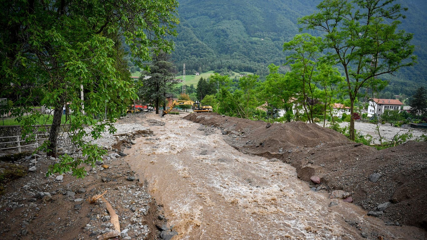 Überschwemmungen in Norditalien: Wassermassen drängen nach starken Regenfällen und Schneeschmelze durch ein Gebiet