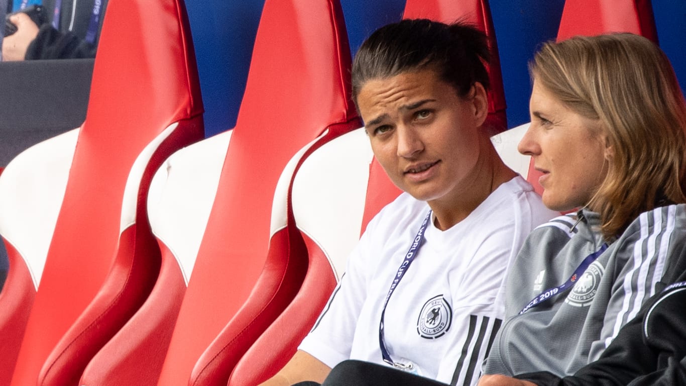 Bald wieder dabei? Deutschlands verletzte Spielmacherin Dzsenifer Marozsan (l) hofft auf eine Rückkehr zur K.O-Phase.