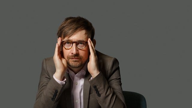 Neil Hannon fasst sich an den Kopf.