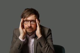 Neil Hannon fasst sich an den Kopf.