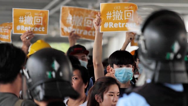 Polizeibeamte umzingeln Demonstranten: Die Situation in Hongkong bleibt angespannt.