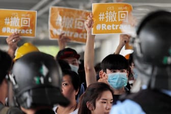 Polizeibeamte umzingeln Demonstranten: Die Situation in Hongkong bleibt angespannt.
