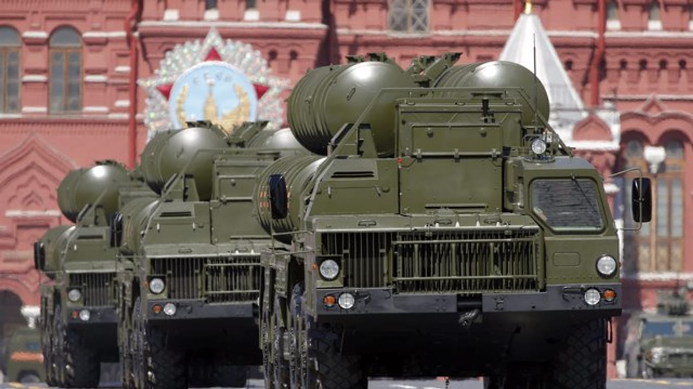 Lastwagen der russischen Streitkräfte mit dem Flugabwehrsystem S-400 fahren über den Roten Platz.