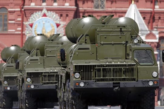 Lastwagen der russischen Streitkräfte mit dem Flugabwehrsystem S-400 fahren über den Roten Platz.
