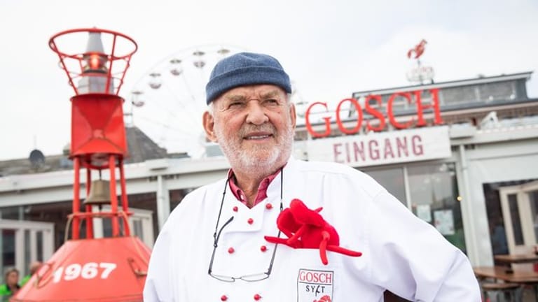 Jürgen Gosch, Fischhändler und Gastronom, steht vor seinem Restaurant im Hafen von List auf Sylt (Archivbild): Im t-online Interview verrät er, wo es auf der Insel hakt.