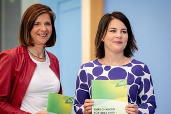 Annalena Baerbock (r) und Katrin Göring-Eckardt stellen in der Bundespressekonferenz das Konzept für eine Kindergrundsicherung vor.