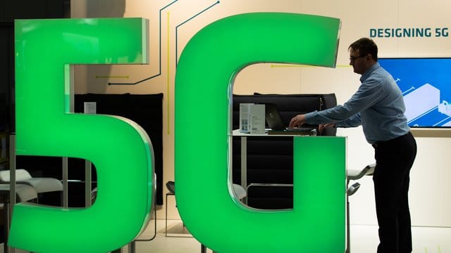 6,6 Milliarden Euro gehen für die Frequenzblöcke an den Staat - deutlich mehr als erwartet. 6,6 Milliarden Euro gehen für die Frequenzblöcke an den Staat - deutlich mehr als erwartet.