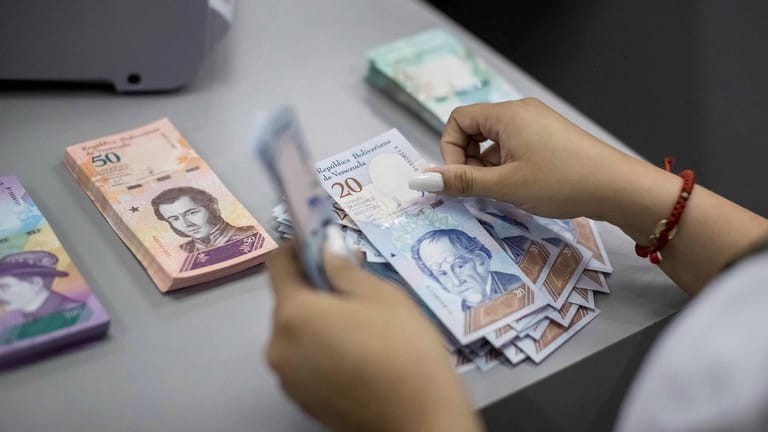 20- und 50-Bolivar-Scheine: Künftig gibt es in Venezuela neue Banknoten mit höheren Werten. (Archivbild)