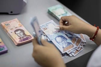 20- und 50-Bolivar-Scheine: Künftig gibt es in Venezuela neue Banknoten mit höheren Werten. (Archivbild)