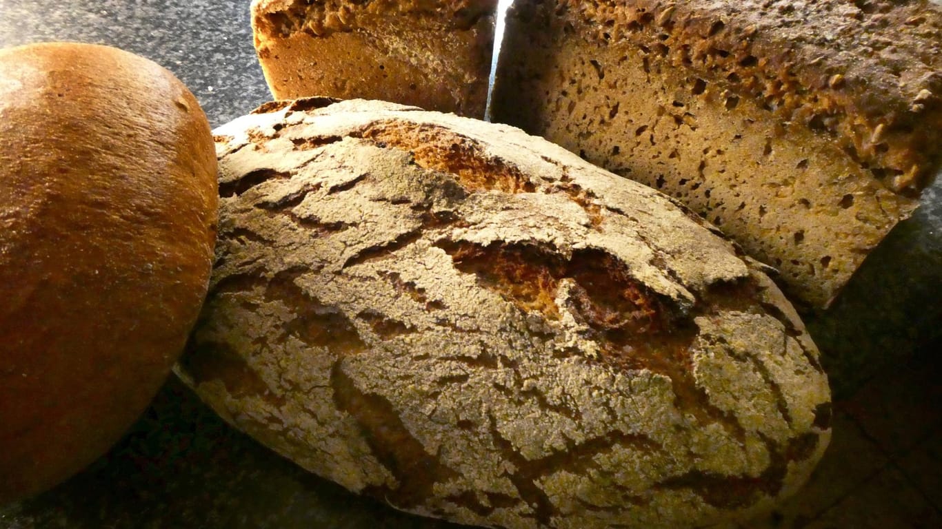 Brote auf einer Tischplatte: Die Bäckereigruppe Kronenbrot hat einen Insolvenzantrag gestellt. (Symbolbild)