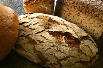 Brote auf einer Tischplatte: Die Bäckereigruppe Kronenbrot hat einen Insolvenzantrag gestellt. (Symbolbild)