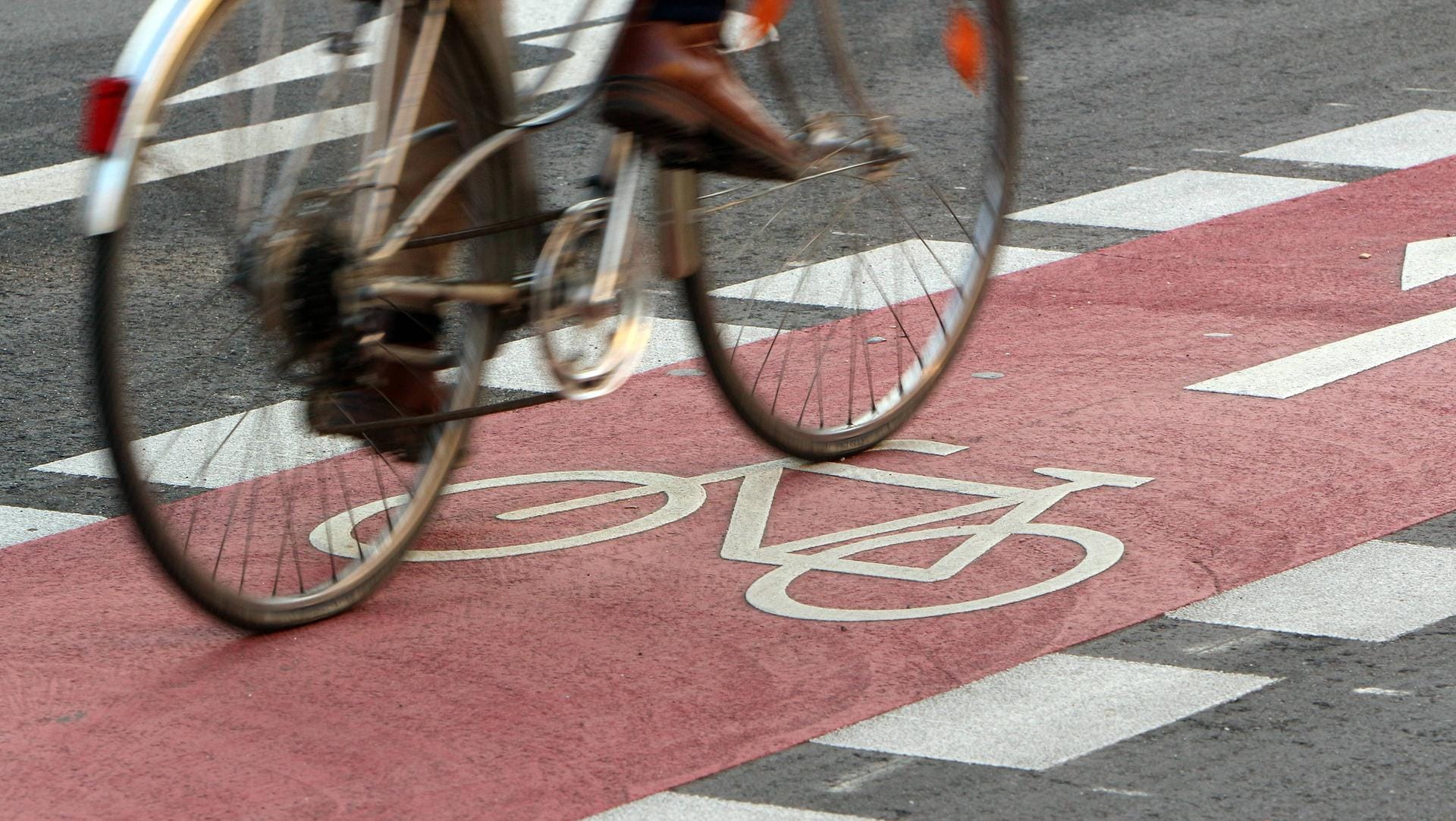 Radfahrer auf Radweg: In Niedersachsen wurde ein Mann von einem Pkw schwer verletzt. (Symbolbild)