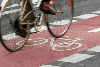 Radfahrer auf Radweg: In Niedersachsen wurde ein Mann von einem Pkw schwer verletzt. (Symbolbild)