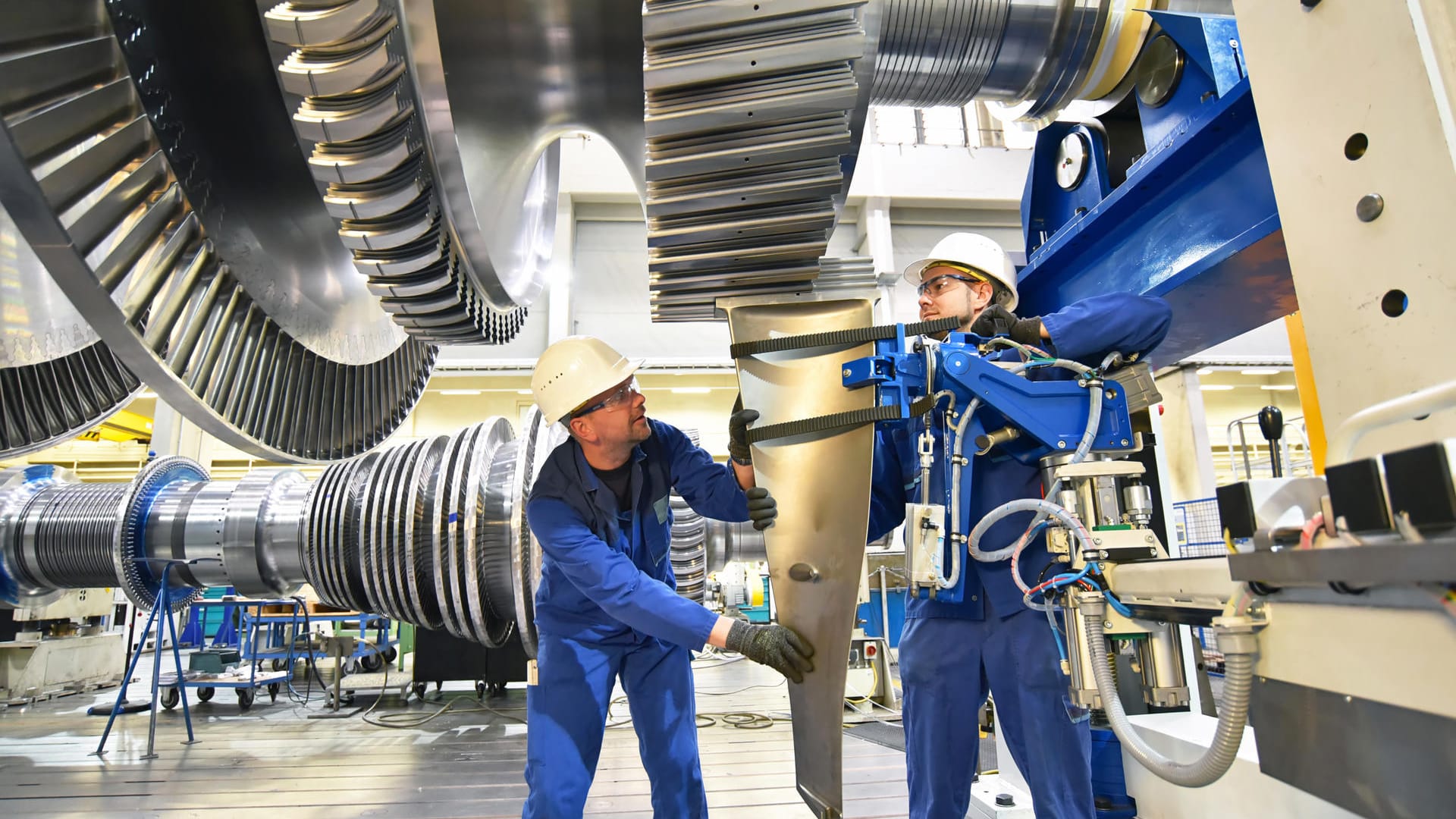 Arbeiter in einem Industriebetrieb: Seit Anfang 2019 gehen die Aufträge zurück.