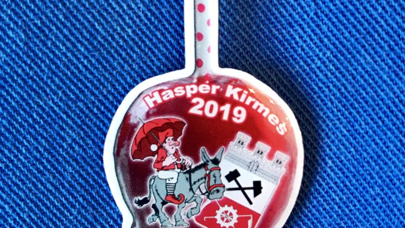 Der Kirmespin 2019 ist in diesem Jahr ein Liebesapfel.