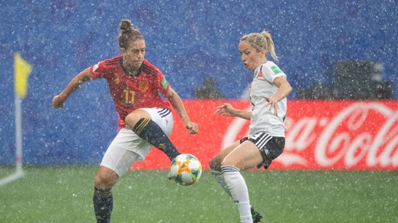 Frauenfußball: Spaniens Alexia Putellas (l) im Zweikampf mit Deutschlands Kathrin Hendrich.