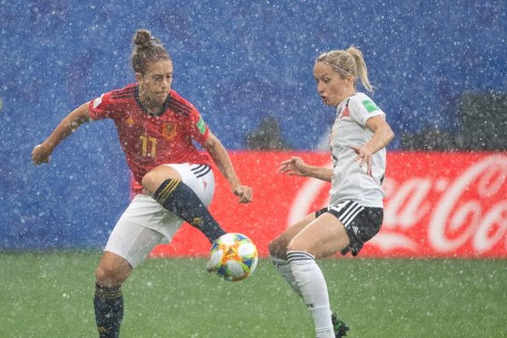 Frauenfußball: Spaniens Alexia Putellas (l) im Zweikampf mit Deutschlands Kathrin Hendrich.