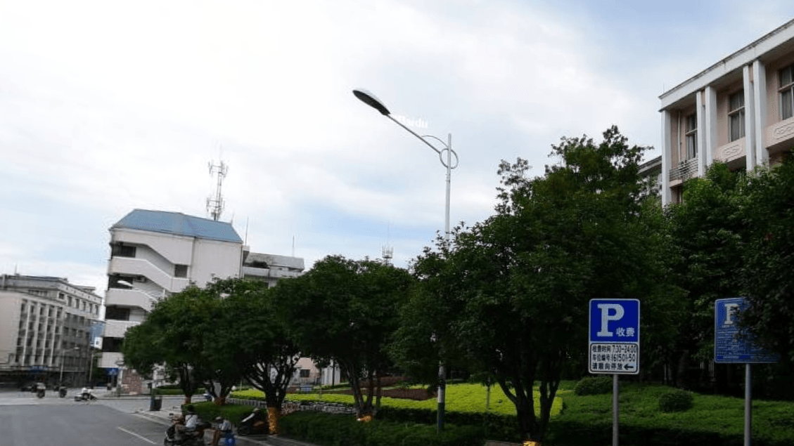 Vor einem ehemaligen Regierungsgebäude: Auf einer flachen Mauer an einer Hecke saß Howey Ou im Schulstreik für das Klima, bis Polizisten eingriffen. Das Foto ist ein Screenshot aus dem chinesischen Dienst Baidu.