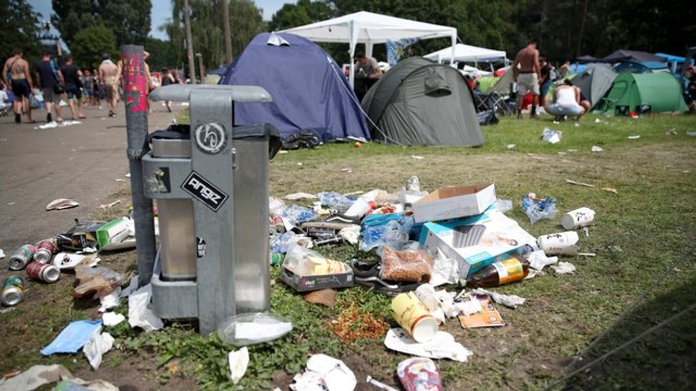 Müll liegt auf dem Boden auf dem Gelände des Open-Air-Festivals "Rock im Park".