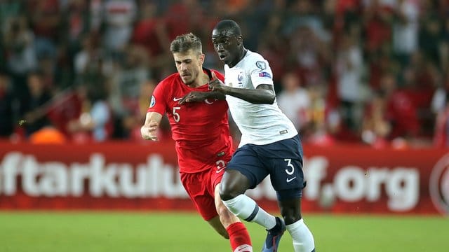 Verteidiger Ferland Mendy (r) wechselt zu den Königlichen.