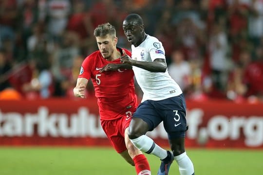 Verteidiger Ferland Mendy (r) wechselt zu den Königlichen.