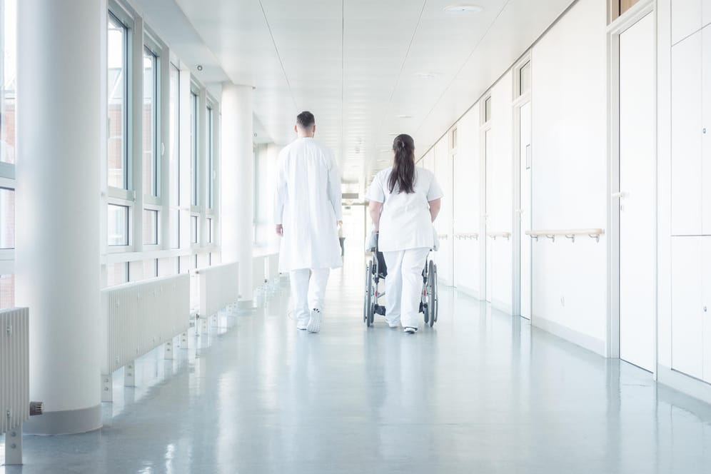 Pflegepersonal im Krankenhaus: Die Leistungsausgaben für Gesundheit steigen Jahr für Jahr an.