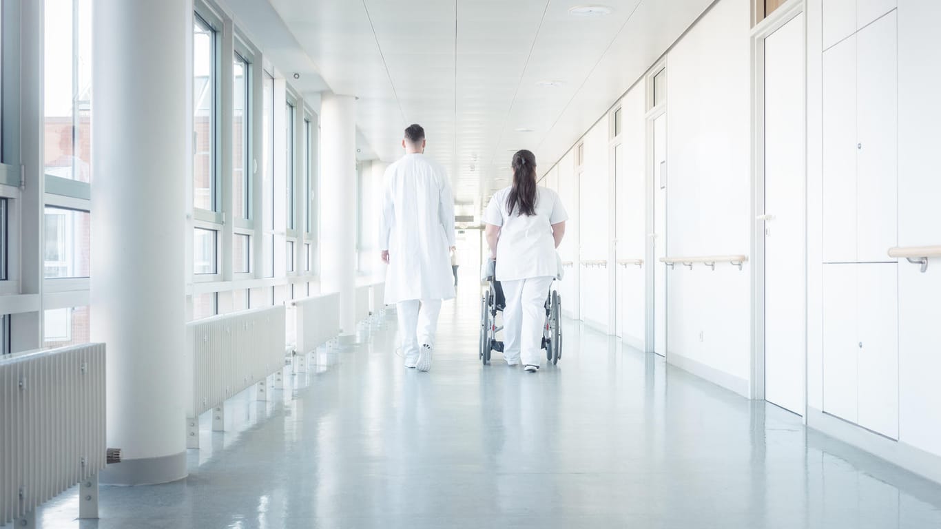 Pflegepersonal im Krankenhaus: Die Leistungsausgaben für Gesundheit steigen Jahr für Jahr an.
