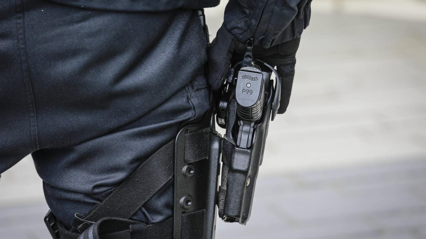 Polizist mit Dienstwaffe: Ein Raser in München wollte der Verkehrskontrolle entkommen. (Symbolbild)