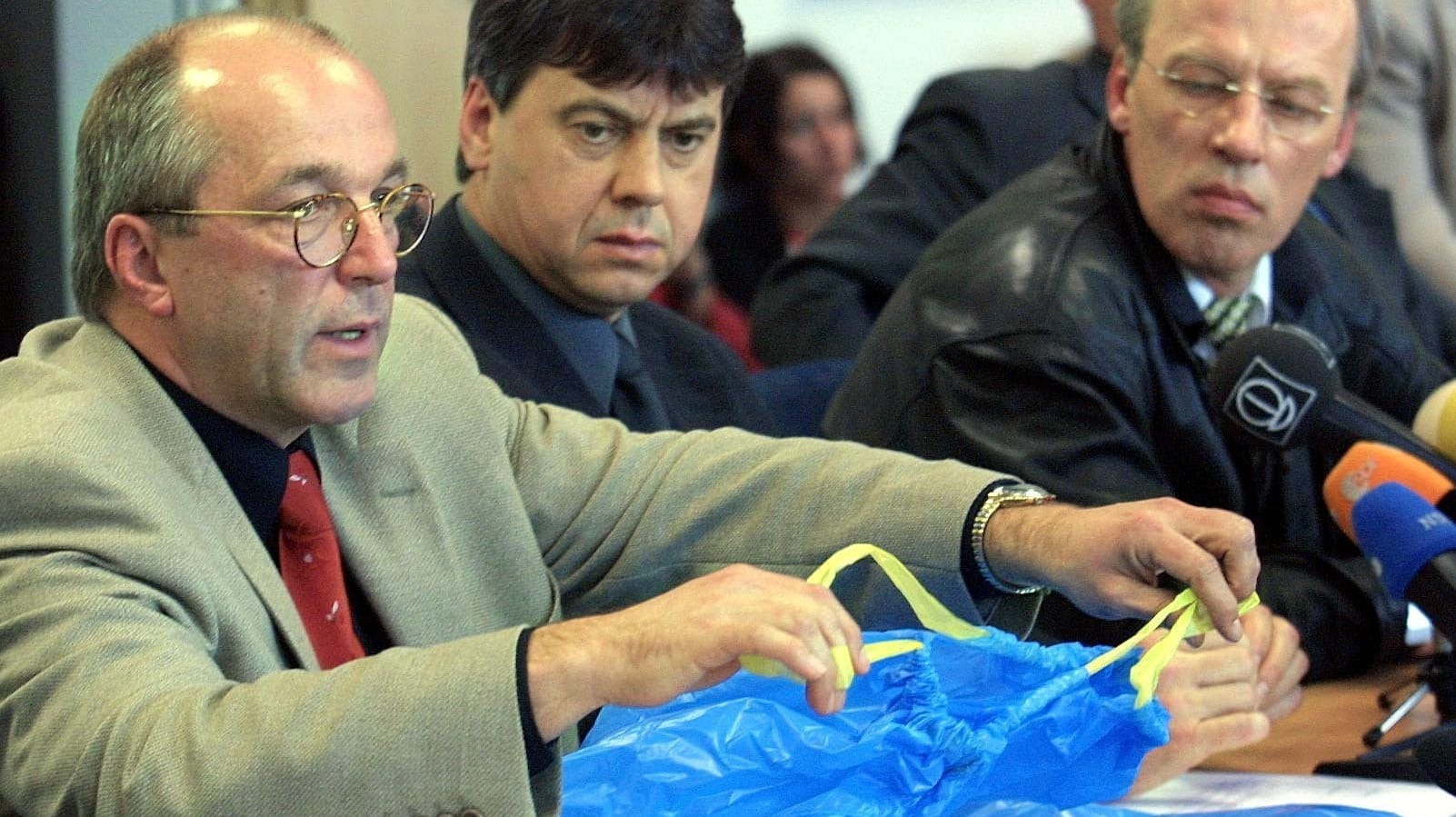 Pressekonferenz 2001: Ermittlungsbeamte zeigten ein Muster des Plastiksacks, in dem die sterblichen Überreste der ermordeten Adelina gefunden worden.