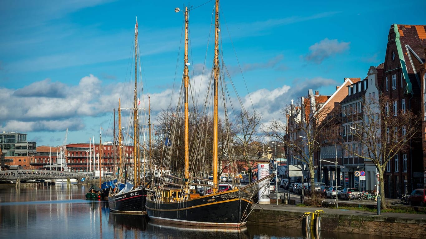 Boote im Lübecker Museumshafen: Ein Mann wurde bei einem Feuer leicht verletzt. (Archivbild)