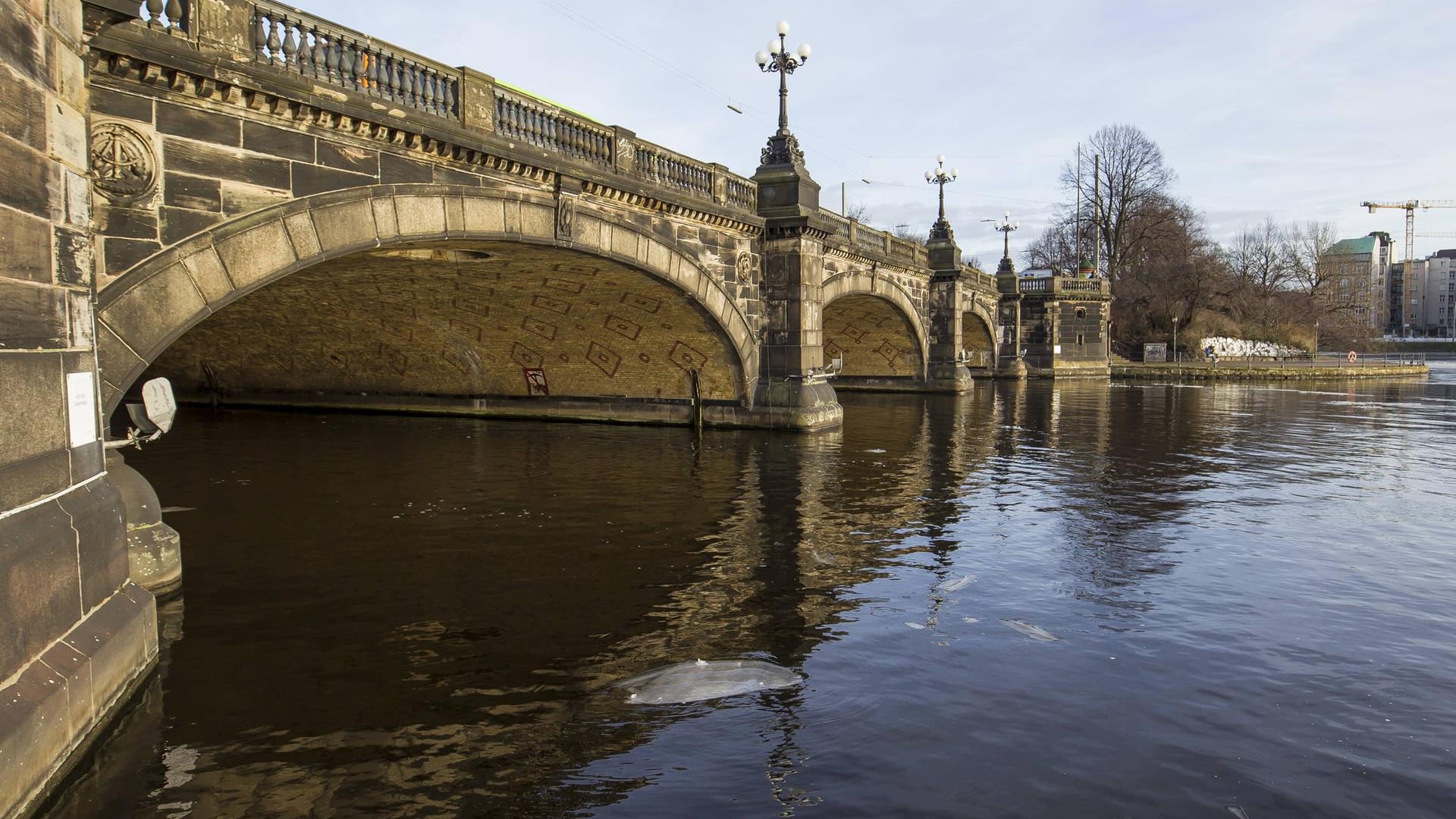 Die Lombardsbrücke über der Alster: Taucher haben eine Granate aus dem Zweiten Weltkrieg gefunden. (Archivbild)