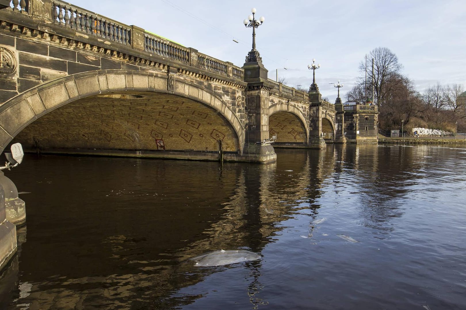 Die Lombardsbrücke über der Alster: Taucher haben eine Granate aus dem Zweiten Weltkrieg gefunden. (Archivbild)