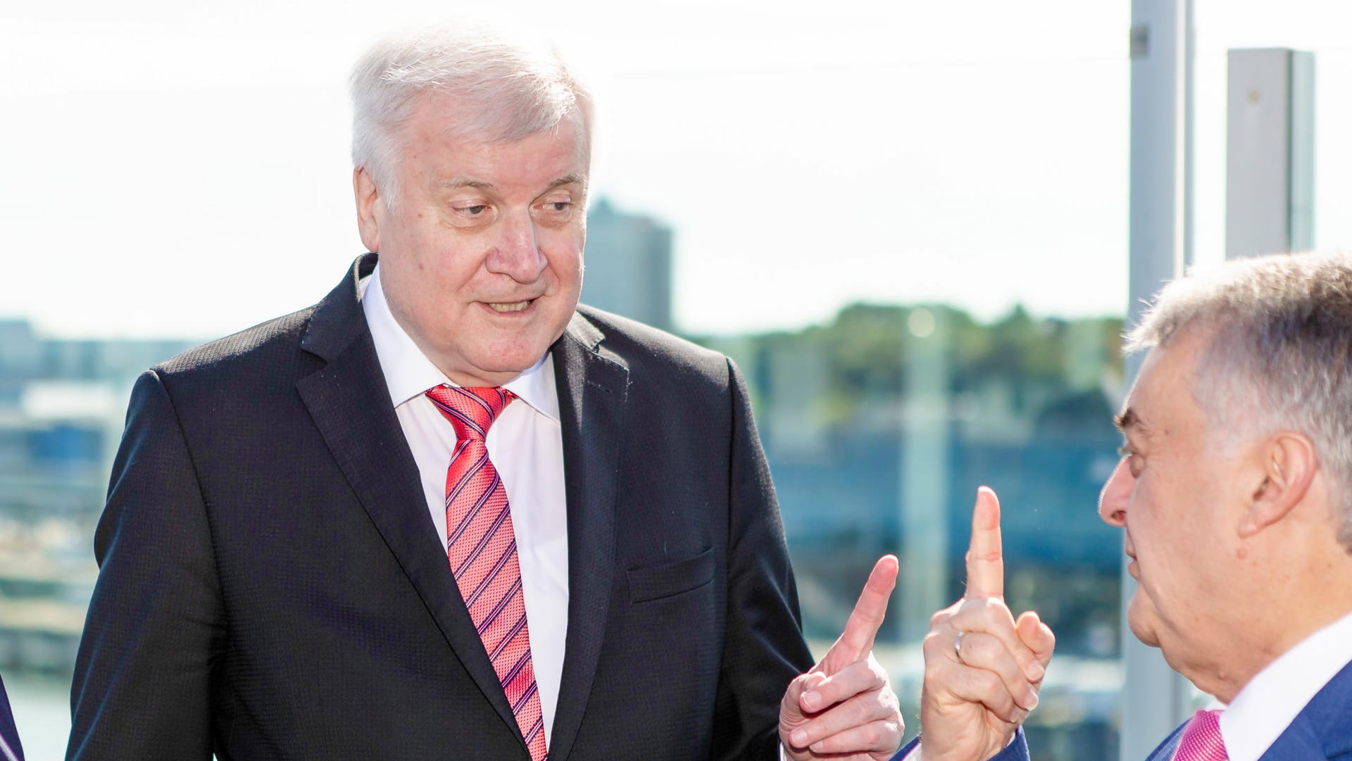 Horst Seehofer und Herbert Reul: Bei der Innenministerkonferenz in Kiel wird unter anderem über den Kampf gegen Clan-Kriminalität beraten.