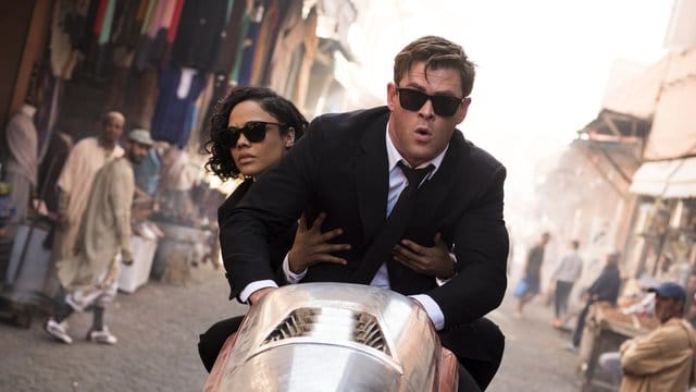 Agentin M (Tessa Thompson) und Agent H (Chris Hemsworth) geben Gas.