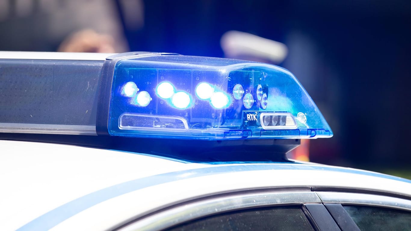 Blaulicht auf Polizeiwagen: In Berlin und Brandenburg ist ein Autofahrer mit mehreren Polizeiwagen kollidiert. (Symbolbild)