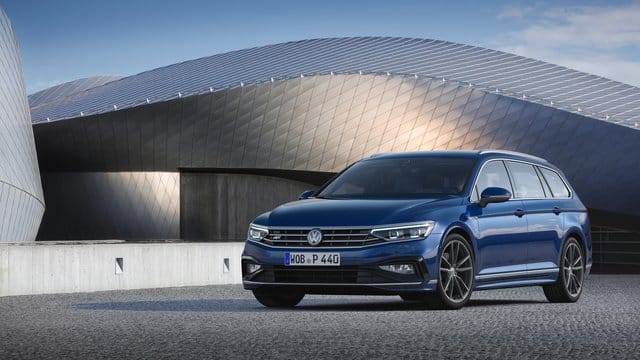 Aufgefrischt: VW hat den Passat überarbeitet und bringt die Neuerungen ab September in Limousine, im Kombi Variant (Bild) und im Geländekombi Alltrack.