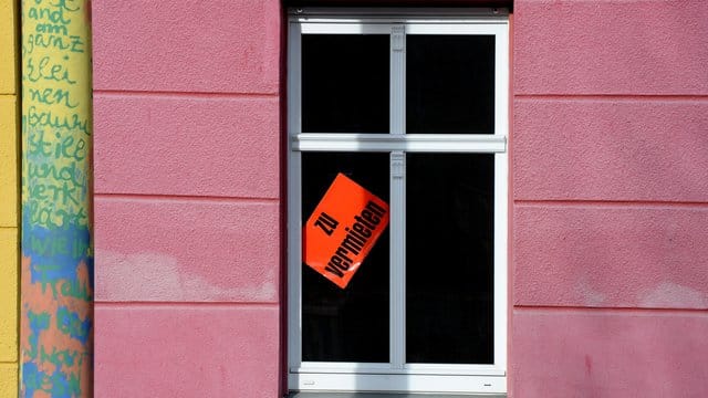 Eine Wohnung wird in einem Haus zur Miete angeboten.