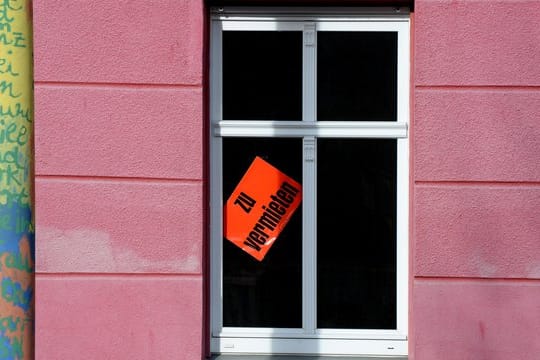 Eine Wohnung wird in einem Haus zur Miete angeboten.