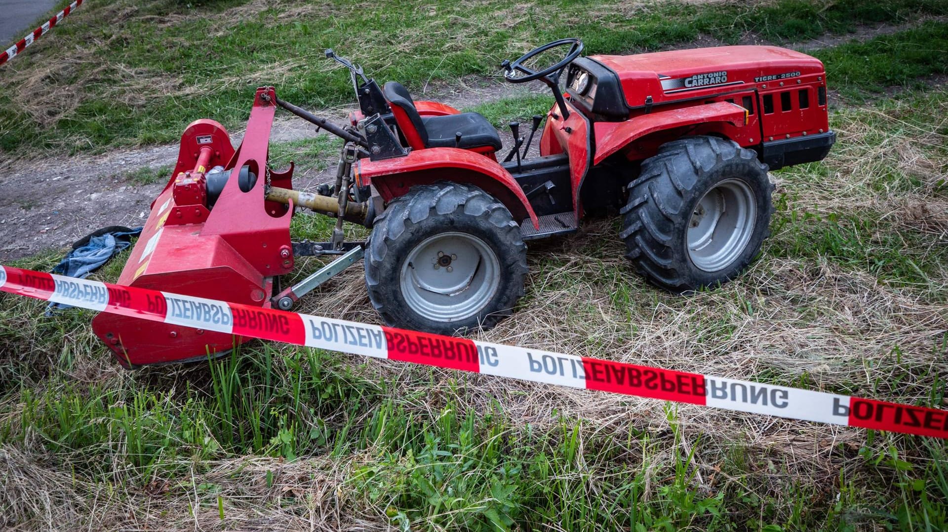 Traktor hinter Polizeiabsperrung: Eine Bäuerin ist mit ihrem Fahrzeug mehrere Meter tief gestürzt. (Symbolbild)