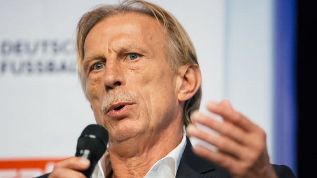 Trainierte zuletzt die rumänische Nationalmannschaft: Christoph Daum. Trainierte zuletzt die rumänische Nationalmannschaft: Christoph Daum.