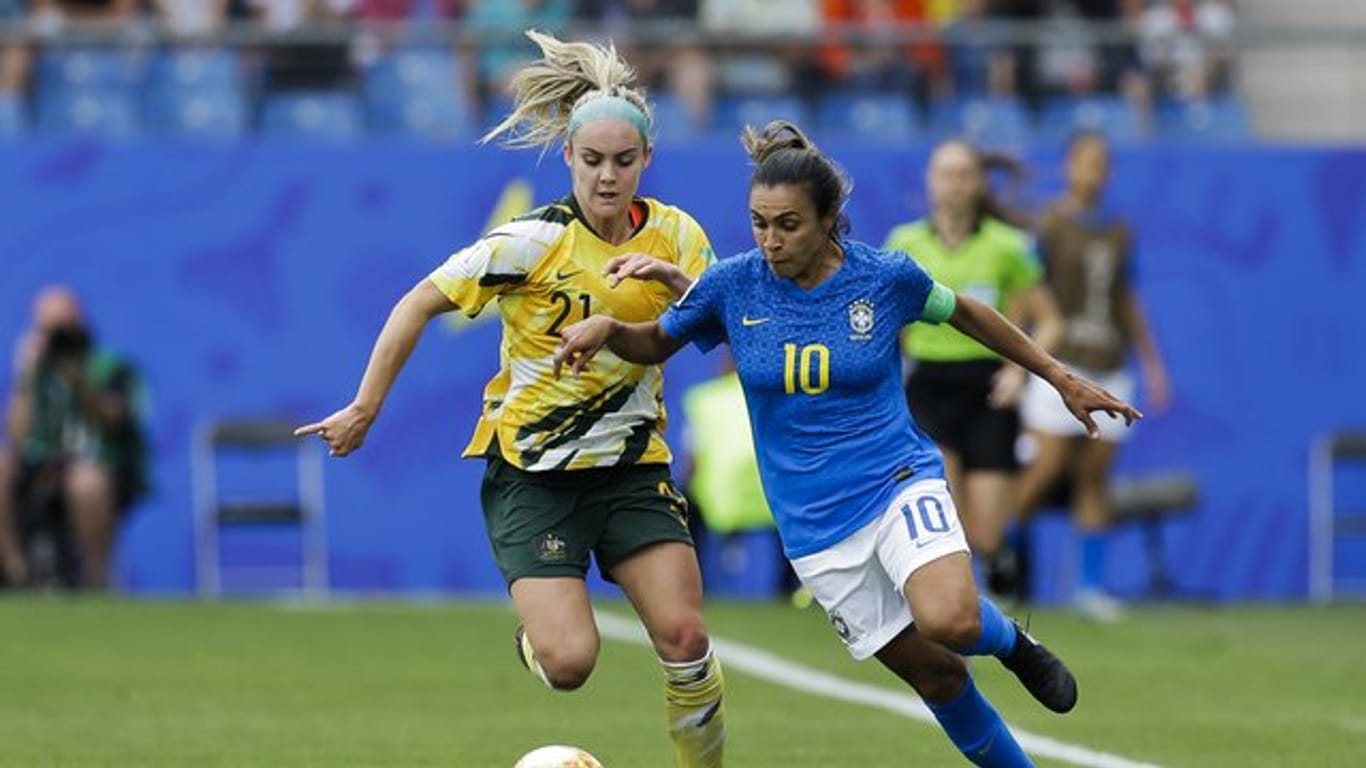 Brasilien-Star Marta (r) im Zweikampf mit Ellie Carpenter aus Australien.