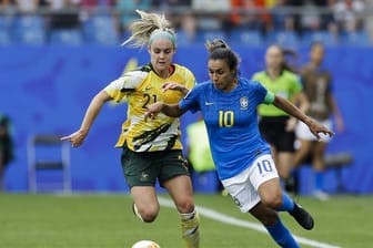 Brasilien-Star Marta (r) im Zweikampf mit Ellie Carpenter aus Australien.