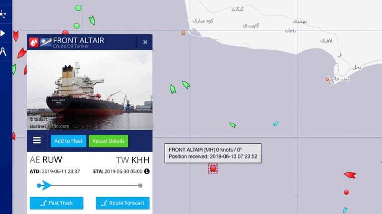 Die Position des Tankers "Front Altair" der norwegischen Reederei Frontline im Golf von Oman auf einer von marinetraffic.com herausgegebenen Karte. Der Öltanker geriet nach einem Angriff in Brand, wie die norwegische Seefahrtsbehörde erklärte.