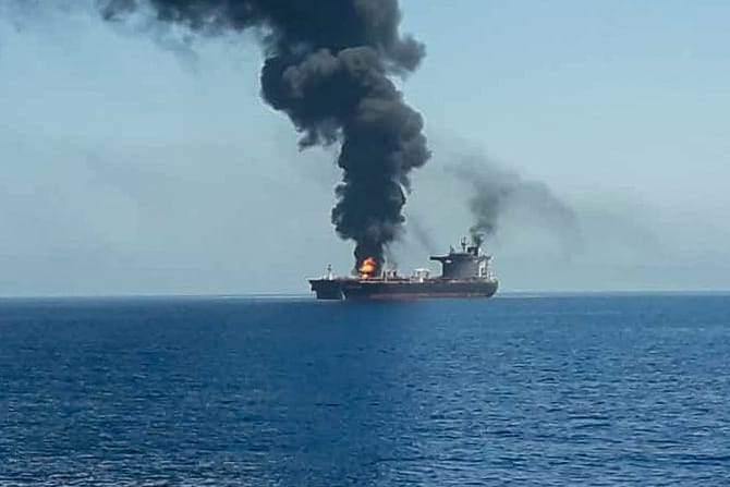 Feuer auf dem Öltanker "Front Altair": Der norwegische Eigner Frontline teilte mit, der Tanker mit Ölprodukten an Bord stehe in Flammen. Er sei aber nicht gesunken.