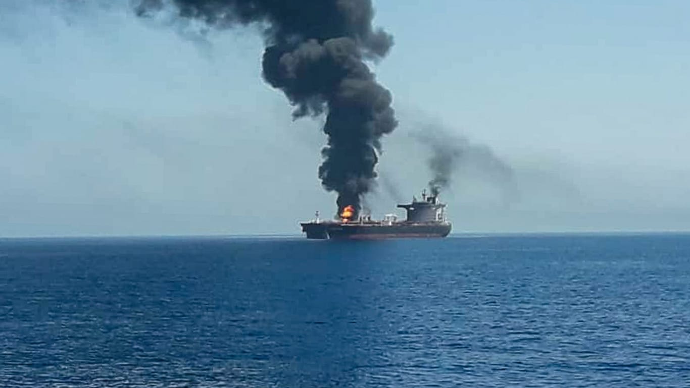 Feuer auf dem Öltanker "Front Altair": Der norwegische Eigner Frontline teilte mit, der Tanker mit Ölprodukten an Bord stehe in Flammen. Er sei aber nicht gesunken.