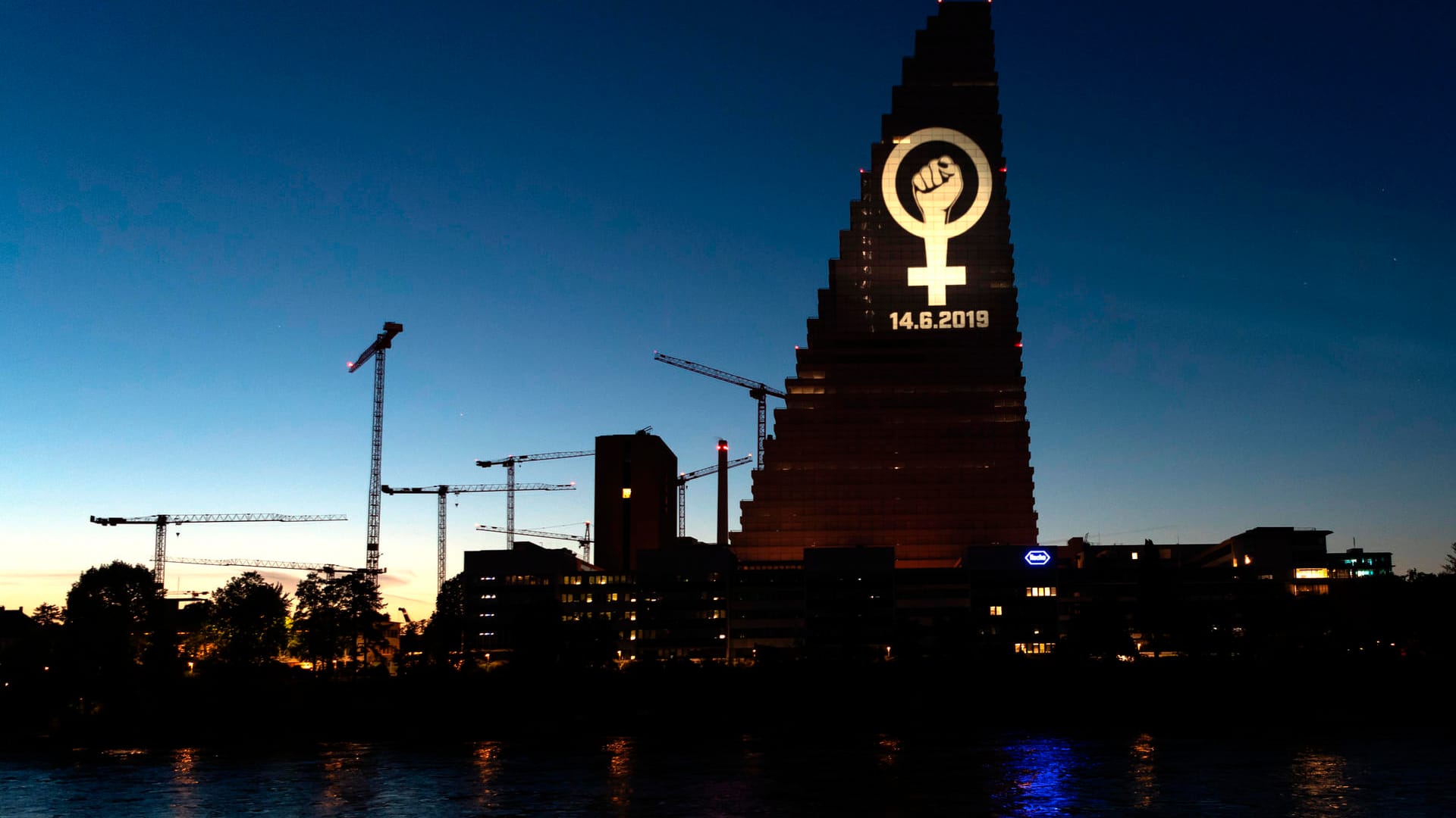 Logo des Frauenstreiks in Bern auf den Roche-Turm in Basel projiziert.