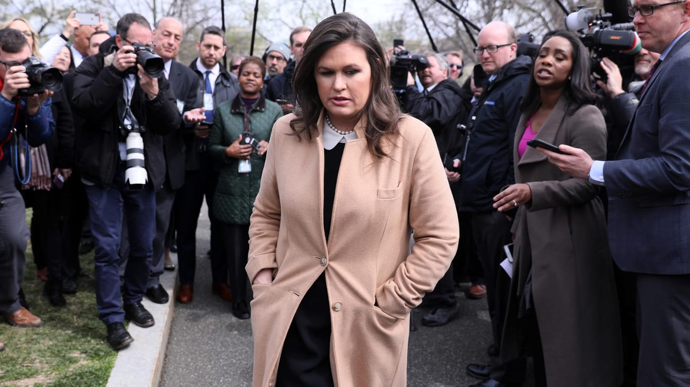 Sarah Sanders und Journalisten vor dem Weißen Haus